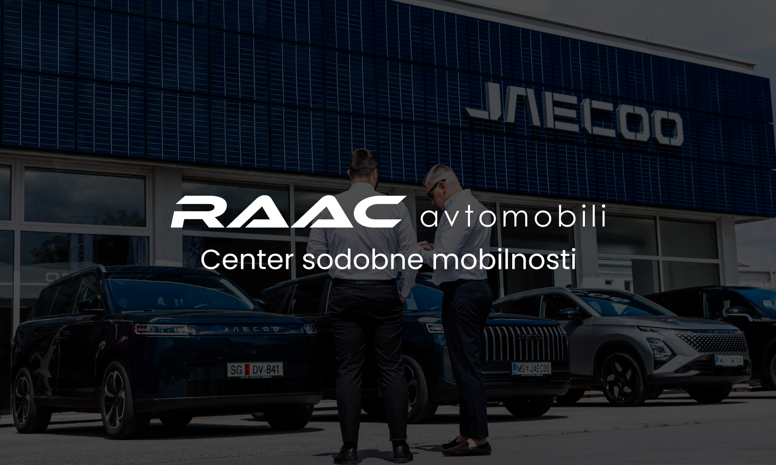 Slogan za RAAC avtomobili: Centar suvremene mobilnosti ispred salona Jaecoo
